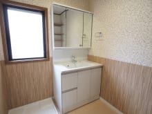 ◆同仕様のモデル写真◆身支度の際に重宝する三面鏡タイプの洗面台です。洗面ボウル下、三面鏡裏に収納スペースがあります。